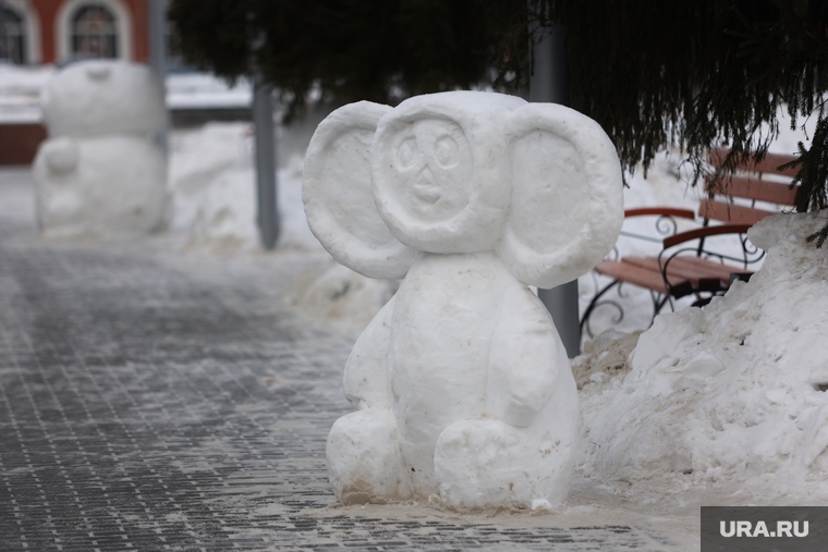 Неприличные снежные фигуры заполонили российский Екатеринбург