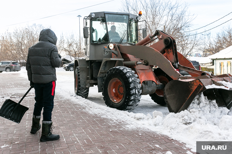 Уборка снега во дворах. Тюмень, уборка снега, трактор