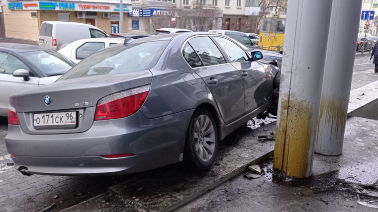 Чтобы избежать столкновения с людьми и машинами, водитель BMW въехал в столб