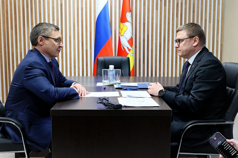 Двусторонняя встреча Владимира Якушева (слева) и Алексея Текслера завершила визит полпреда в город Росатома