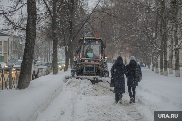 Снегопад в городе. Пермь, снегопад, зима, сугробы в городе, убока снега