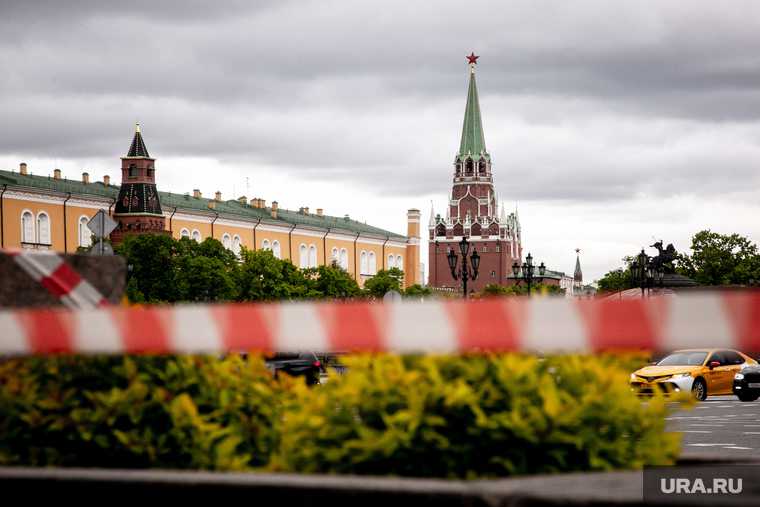 Москва во время объявленного режима самоизоляции. Москва, красная лента, кремль, манежная площадь, троицкая башня кремля, москва