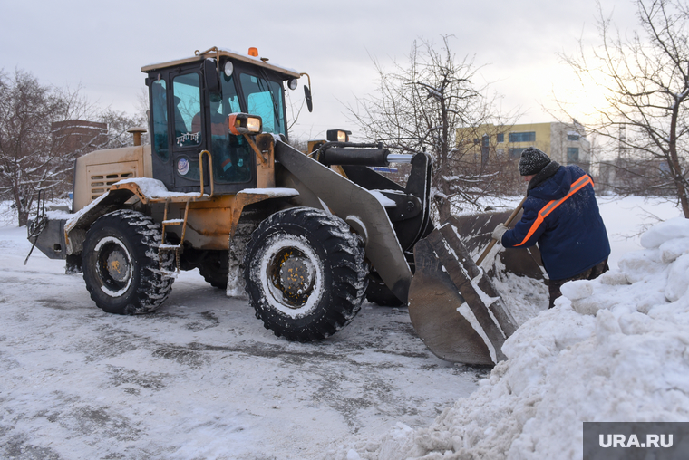 Пресс-тур, посвященный уборке города Екатеринбурга
, уборка снега, снегоуборочная техника, трактор, дворник