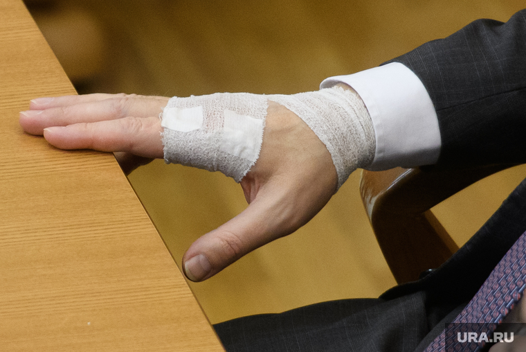 Заседание законодательного собрания Свердловской области. Екатеринбург, рука, травма, бинт, кисть руки