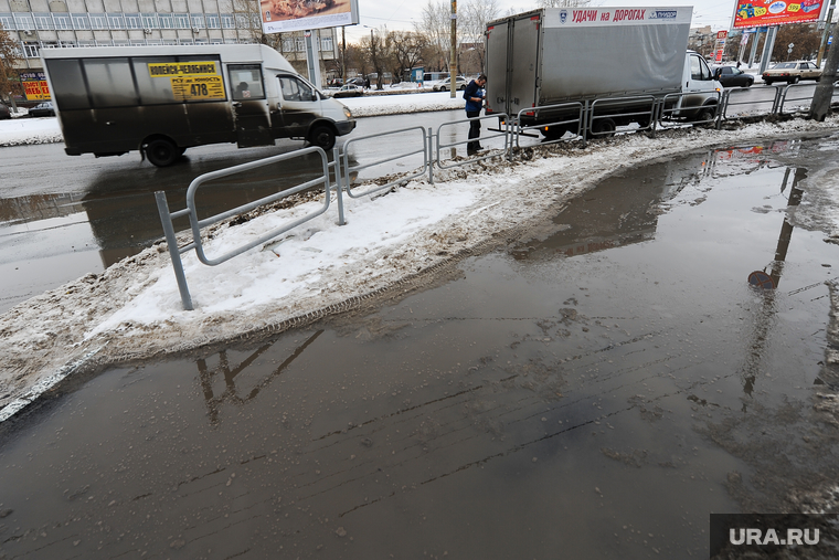 Оттепель после снегопада. Грязь. Слякоть. Челябинск, тротуар, снег, лужа, вода, оттепель