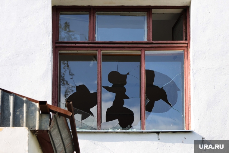 Заброшенная школа-интернат по улице Карбышева 52. Курган, разбитые стекла, заброшенное здание, окна без стекол, выбитые окна, школа интернат