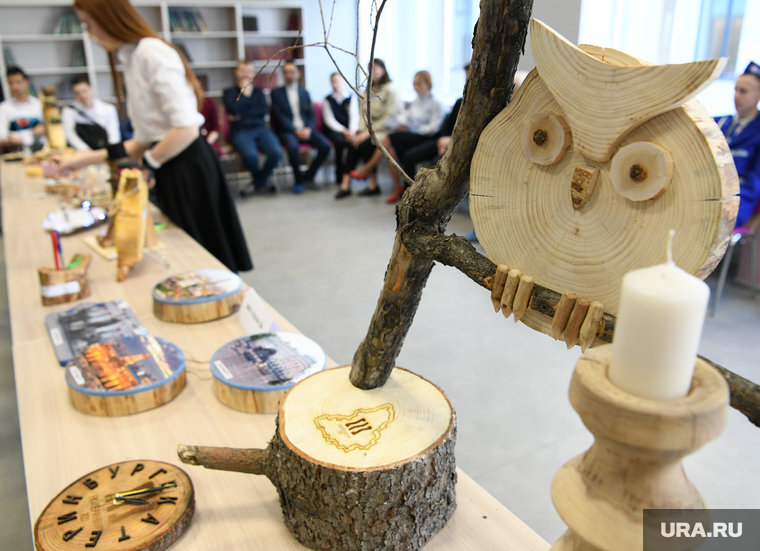 Екатеринбургские школьники изготовили сувениры из елей, росших у здания мэрии