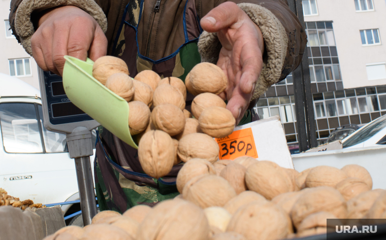 Виды Екатеринбурга, продавец, орехи, лоток, торговец, уличная торговля, грецкий орех