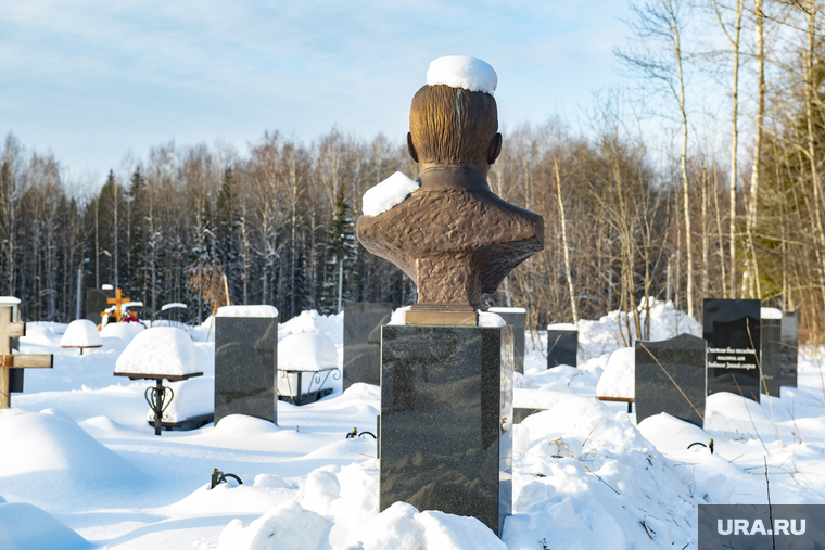 Похороны на Северном кладбище погибшего в зоне СВО старшего сержанта ВДВ Рожкова Вадима. Пермь, кладбище зимой, памятник на кладбище