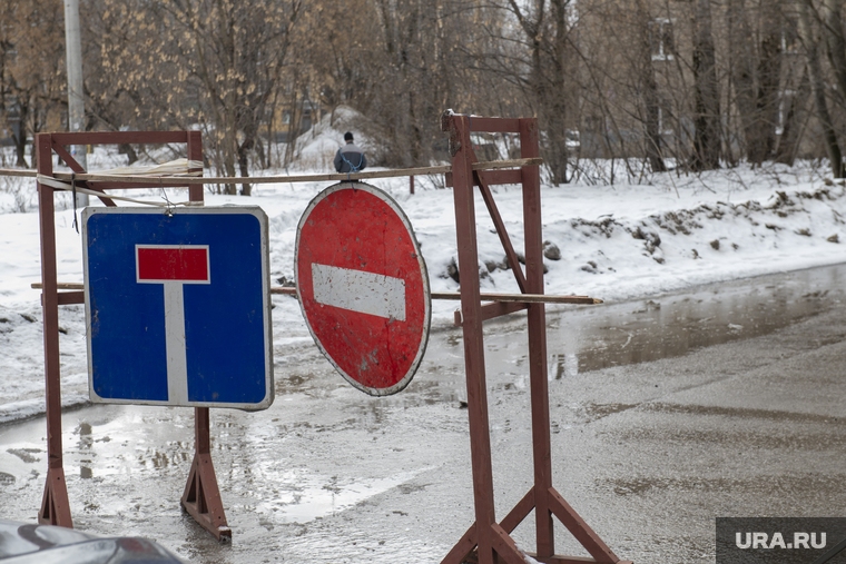 Провал мусоровоза на ул.Торговой 20. Пермь, коммунальная авария, тупик, проезд закрыт, дтп, авария, промоина, торговая улица 20