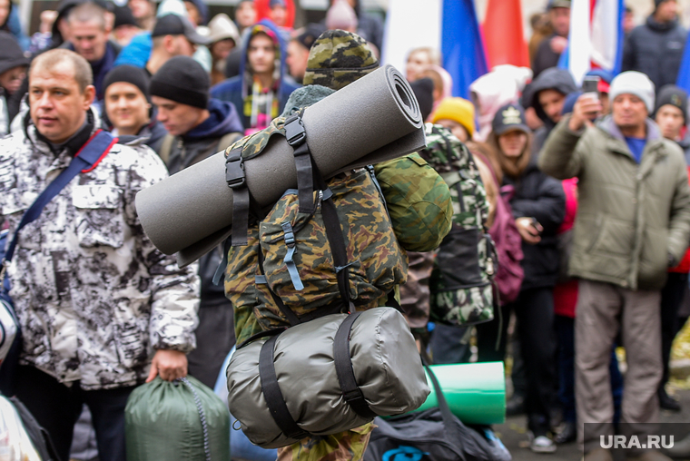 Отправка мобилизованных из Калининского военкомата. Челябинск, призывники, амуниция, обмундирование, рюкзак, коврик, мобилизация, мобилизованные