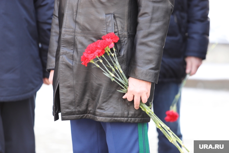 Акция «Защитим память героев» в честь 23 февраля. Курган, поминки, гвоздики, похороны