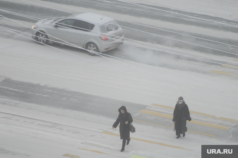 Мороз, зима. Челябинск, снег, пешеходный переход, холод, зима, погода, пешеходы, климат, мороз, туман, метеоусловия