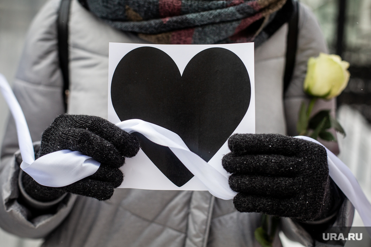 Несанкционированная акция «Цепь солидарности» в день Святого Валентина вдоль улицы Старый Арбат. Москва, сердце, сердечко, день святого валентина, протестующие, 14 февраля, протест, белая ленточка, белая лента