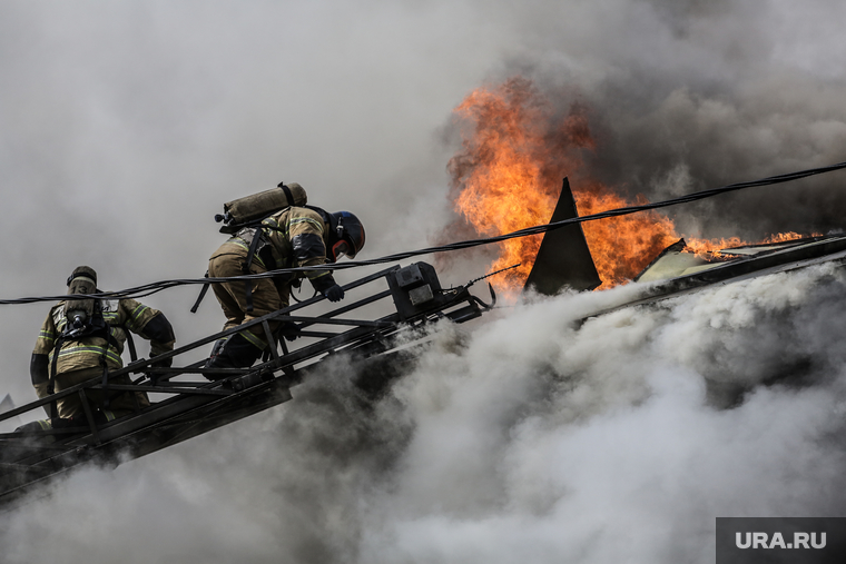 Пожар в историческом здании по ул. Дзержинского 34. Тюмень, дым, пожар, огонь