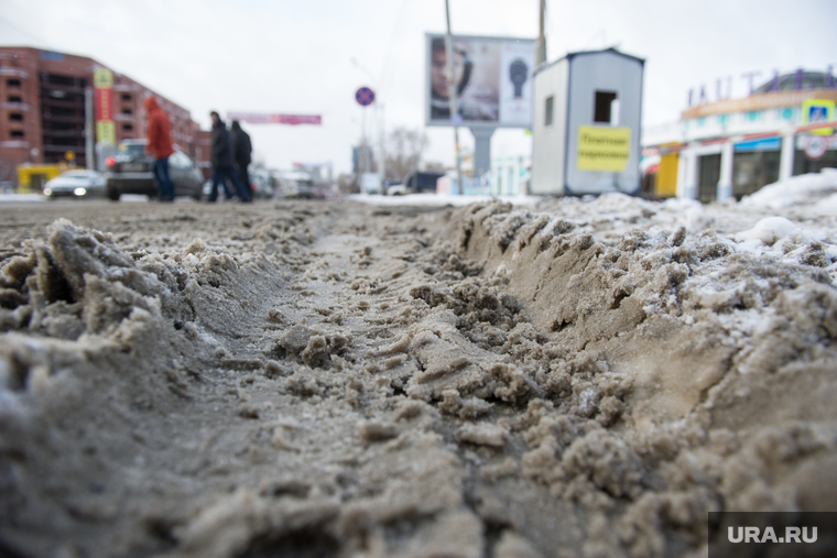 Снег в Екатеринбурге, снег на тротуаре