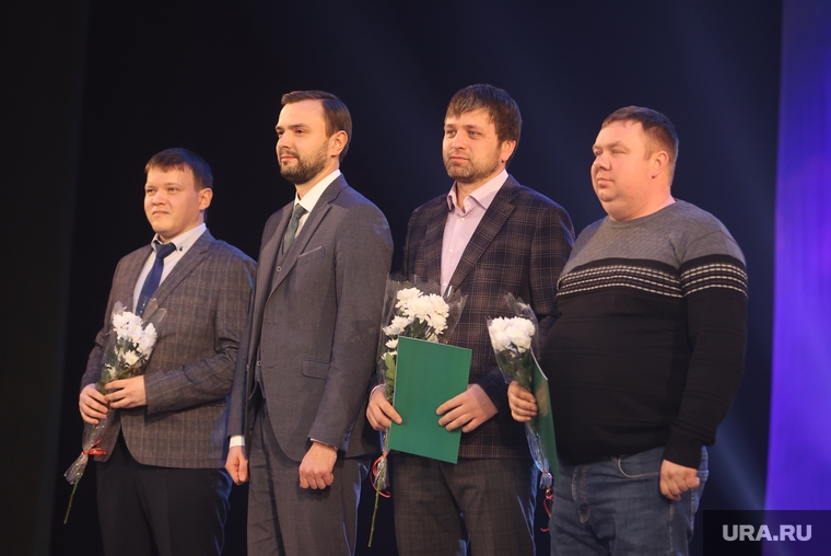 Владимир Ковалев (второй слева) участвовал в награждении сотрудников
