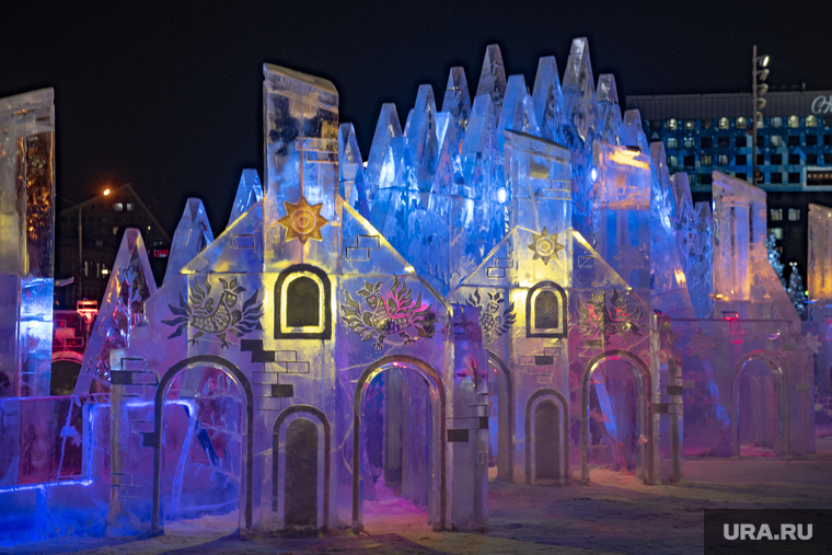 Строительство новогоднего ледяного городка. Пермь, ледовый городок, новогодняя иллюминация, ледяной замок