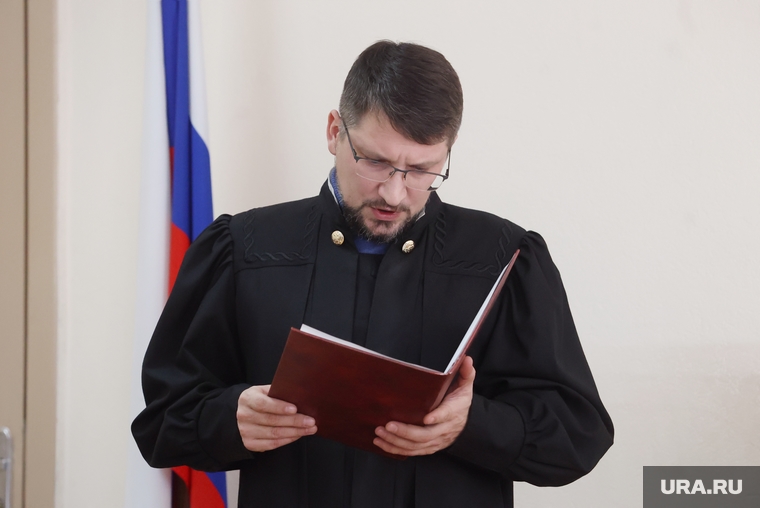 Судья Владимир Сапунов зачитал обвинительный приговор Андрею Нелюбину и Евгению Кушнареву