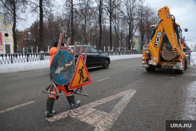 Уборка снега на улицах города. Пермь, уборка снега, уборка дорог