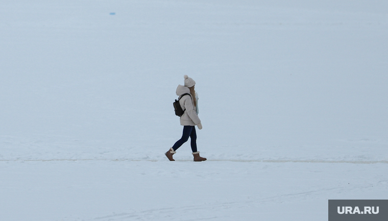 Виды города. Екатеринбург, снег, зима, переход по льду, городской пруд