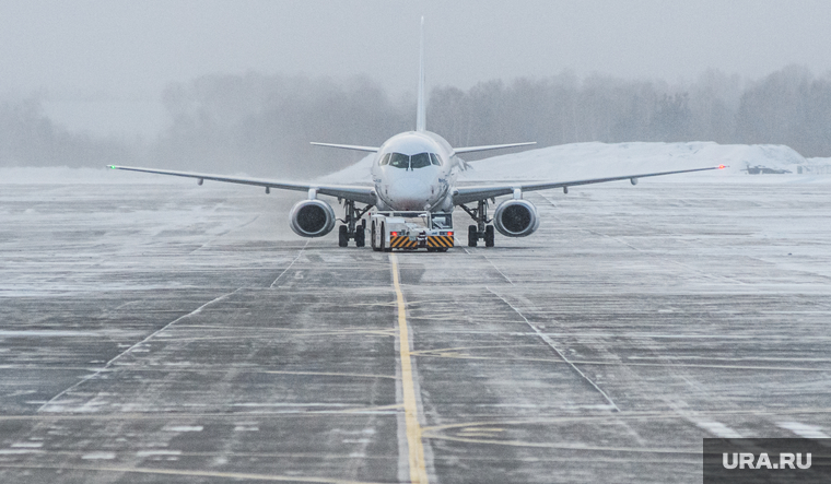 Аэропорт "Кольцово" во время снегопада. Екатеринбург, снег, аэропорт, нелетная погода, зима, непогода, впп, самолет, взлетно-посадочная полоса, взлетное поле