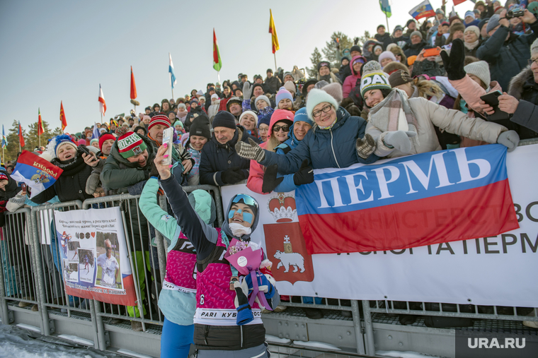 Призер массовой гонки Наталья Гербулова со своими болельщиками