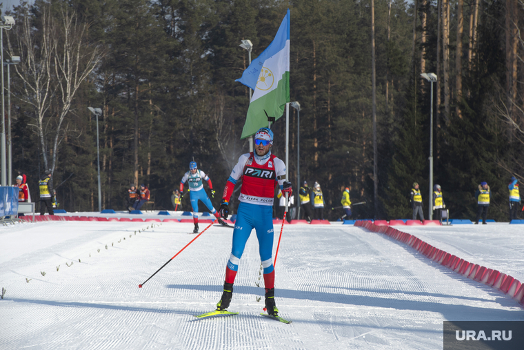 Победный финиш масс-старта Антона Бабикова с флагом Башкортостана