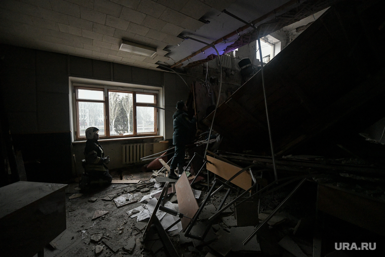 Обстрел ДонНУЭТ в центре Донецка. Донецк, мчс, последствия, разрушения, обстрел, пожарные