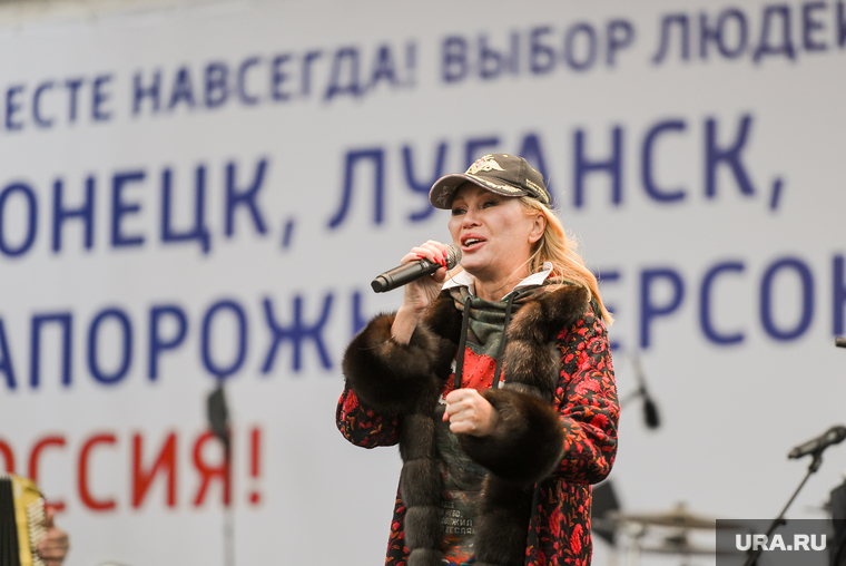 Митинг-концерт за вступление ЛДНР в состав России. Челябинск, цыганова вика