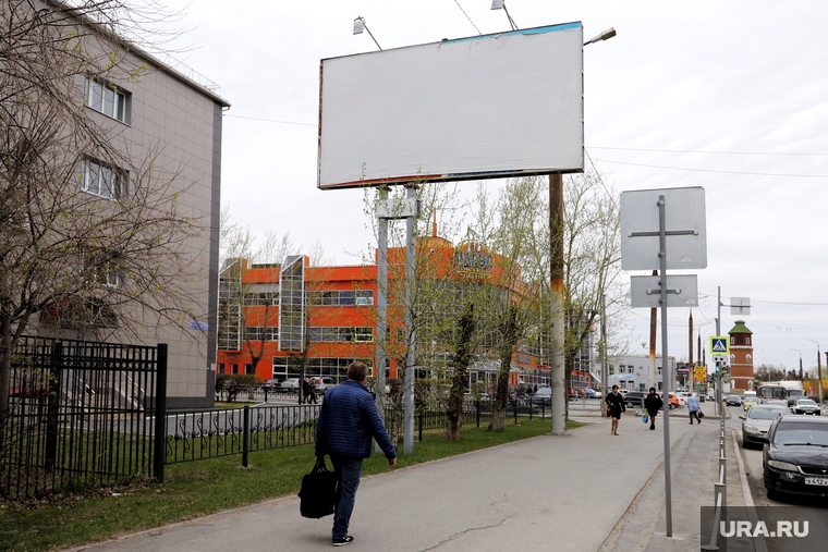 Неработающие рекламные баннеры. Курган , баннер, пустой баннер, отсутствие рекламы