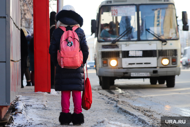 Город. Курган, снег, автобусная остановка, школьницы, автобус, девочка, весна, пассажиры автобуса, ученица