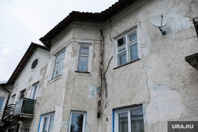 Выезд Бориса Дубровского в Катав-Ивановск после землетрясения. Челябинская область, жилой дом, трещины в стенах