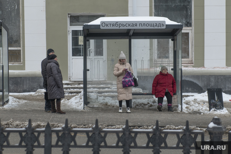 Уборка снега в городе. Пермь, остановка общественного транспорта, остановка октябрьская площадь