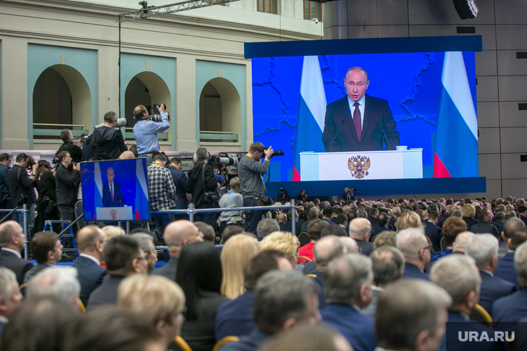 Послание Президента Федеральному Собранию
Москва, путин на экране