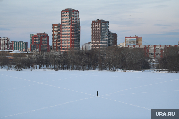 Морозы в Екатеринбурге , многоэтажка, зима, ипотека, городской пруд, город екатеринбург, проход по льду, жилье