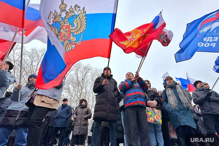 Горожане пришли на митинг, чтобы поддержать военных и их родственников