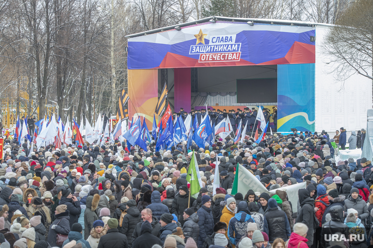 Митинг День защитника отечества. Пермь, митинг в парке горького, толпа народа
