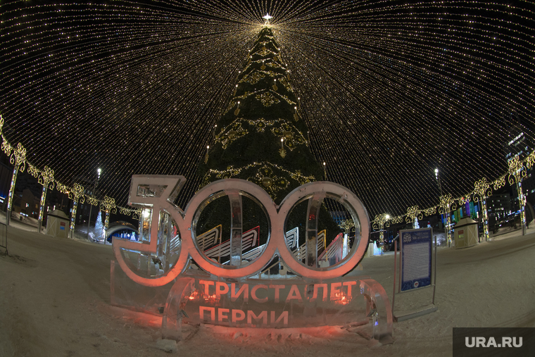 Строительство новогоднего ледяного городка. Пермь, елка, новогодняя иллюминация, ледяная скульптура 300 лет перми