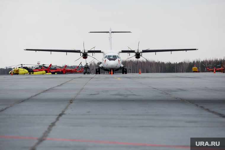Первый полёт самолета «Виктор Черномырдин» (Boeing-767) авиакомпании Utair
из аэропорта Сургут
, взлетная полоса, авиация, самолет, ATR 72-500