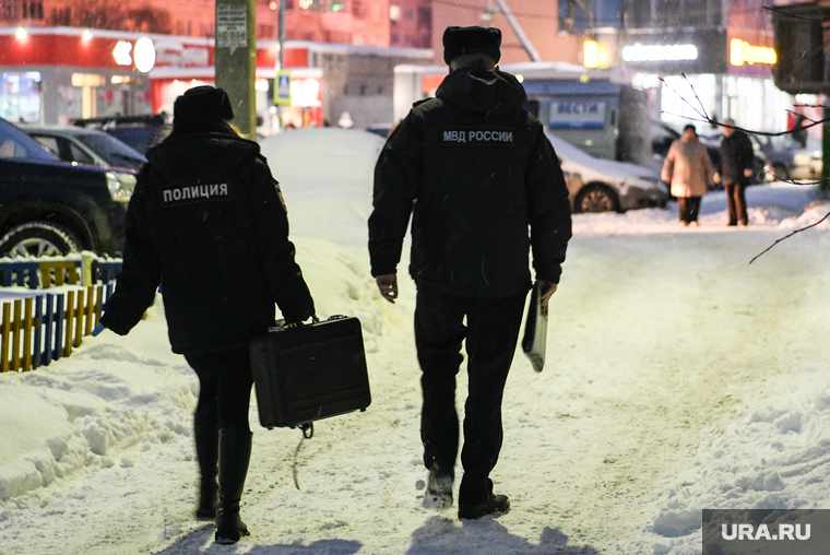 Ситуация около дома на улице Советская после выстрелов днем 13 февраля. Среднеуральск, полиция, следственная группа, дознаватели, полицейская проверка