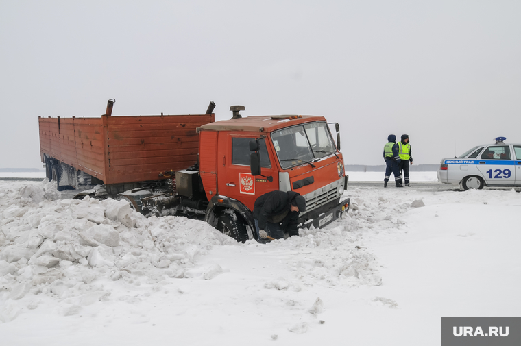 ДТП на трассе зимой. Челябинск, сугроб, снег, камаз, зима, дтп, метель, трасса, авария, гибдд, кювет, зимняя дорога, гололед, дпс