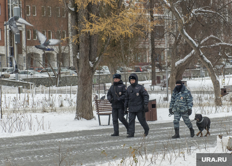 Виды города. Пермь, полиция, патруль ппс, кинолог с собакой
