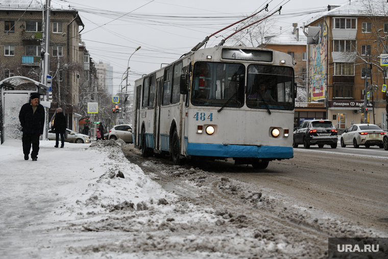 Снежная погода в Екатеринбурге, троллейбус, снег на дороге