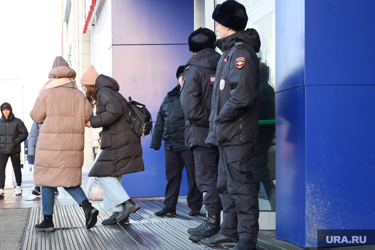 На входе в торговый центр курганских подростков встречает полиция
