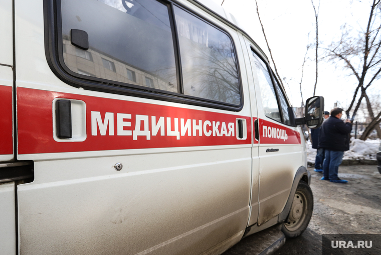 Сенатор Сергей Муратов вручает медикам второй горбольницы кислородные концентраты. Курган, медицинская помощь, скорая помощь