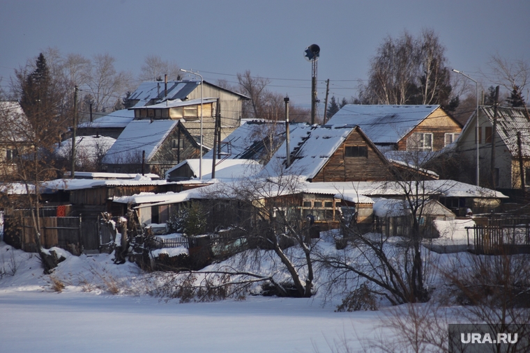 Город. Курган, старый дом, зима, ветхое жилье, дачный кооператив, дачи