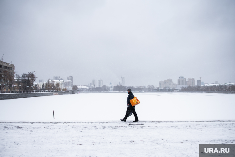 Виды Екатеринбурга, снег, зима, медицинская маска, защитная маска, набережная городского пруда, холод, мужчина в маске