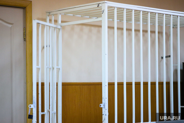 Судебное заседание по уголовному делу бывшего директора "Курганского лесопожарного центра" Шестакова Михаила. Курган, решетка, скамья подсудимых, судебное заседание, суд, зал судебного заседания, клетка