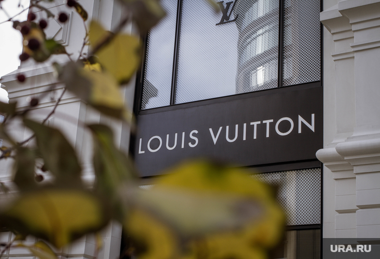 Прохожие на фоне люксовых магазинов. Екатеринбург, магазин, луи витон, louis vuitton